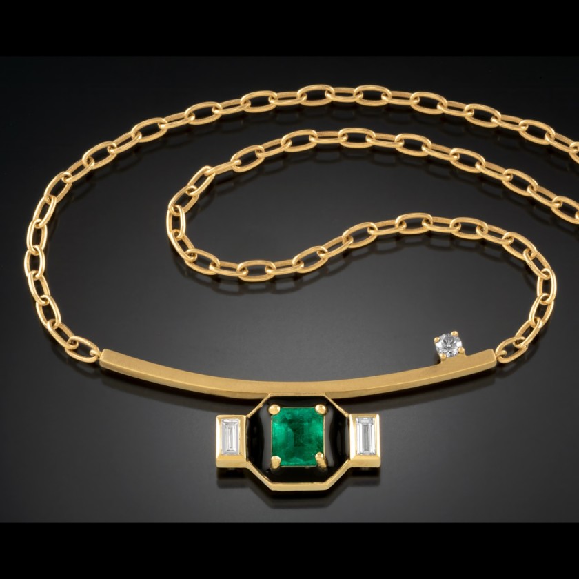 Emerald on a bar 